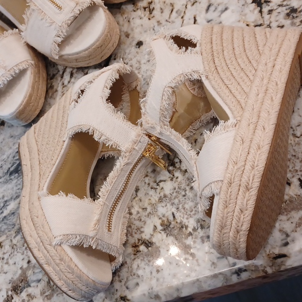 NEW Michael Kors Women's Berkley Wedge Sandals Cream Color Fringed Denim SZ 10 - Picture 12 of 16